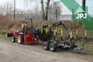 Vyvážečka Vahva Jussi 2000_320 s malotraktorom pre prácu v obecných lesoch